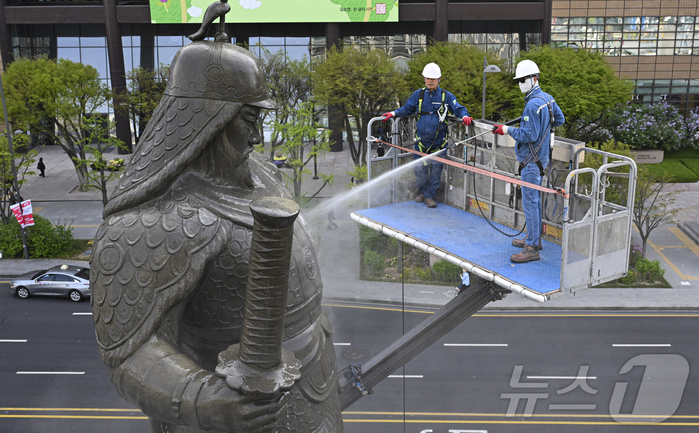 (서울=뉴스1) 김성진 기자 = 서울시 관계자들이 14일 서울 종로구 광화문광장에서 이순신 장군 동상을 세척하고 있다. (공동취재) 2026.4.14/뉴스1