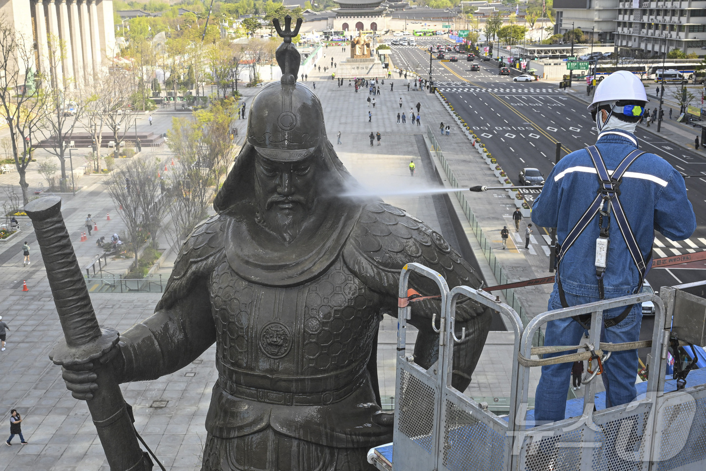 (서울=뉴스1) 김성진 기자 = 서울시 관계자들이 14일 서울 종로구 광화문광장에서 이순신 장군 동상을 세척하고 있다. (공동취재) 2026.4.14/뉴스1