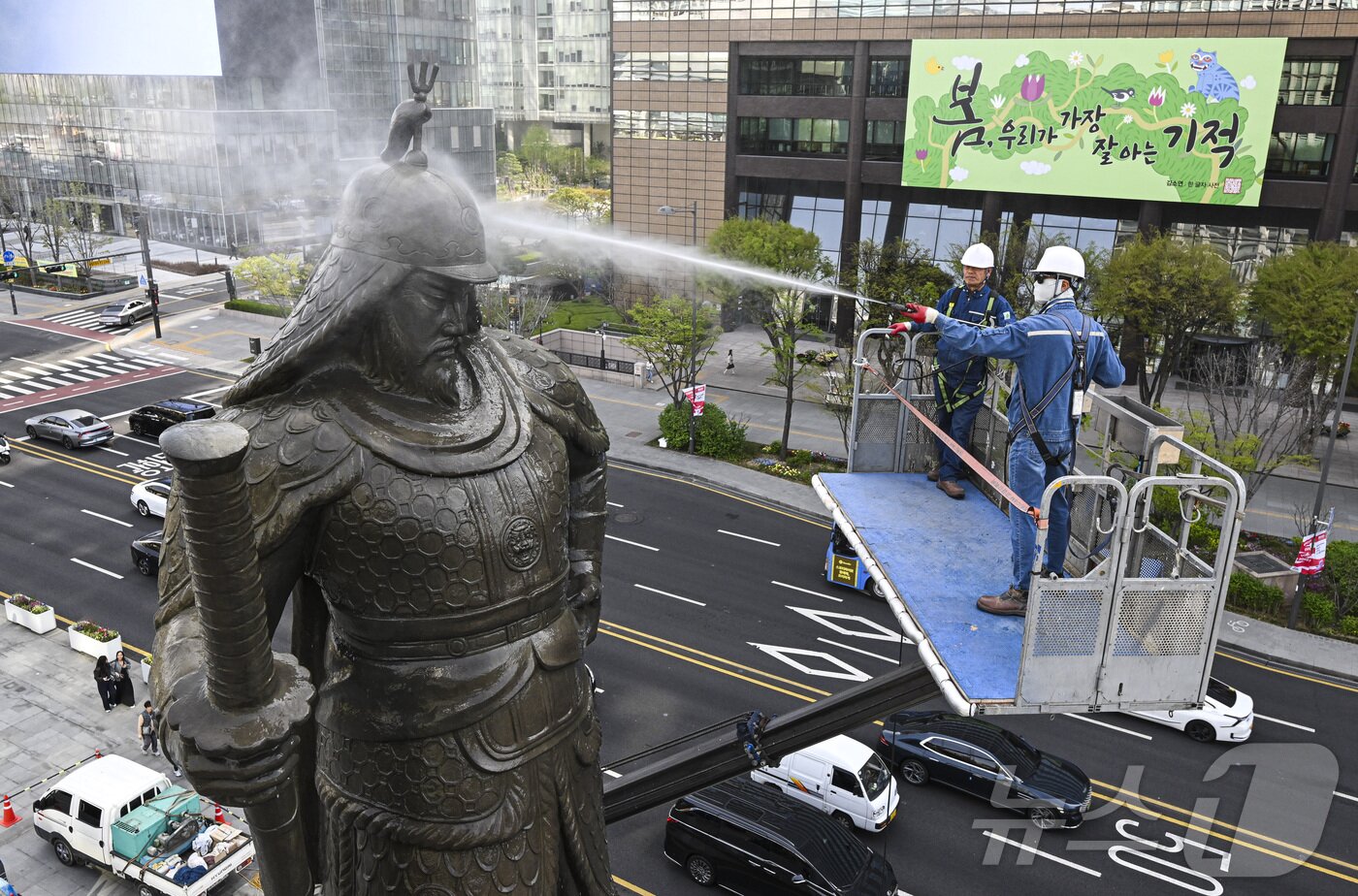 본문 이미지 - 서울시 관계자들이 14일 서울 종로구 광화문광장에서 이순신 장군 동상을 세척하고 있다. (공동취재) 2026.4.14 ⓒ 뉴스1 김성진 기자