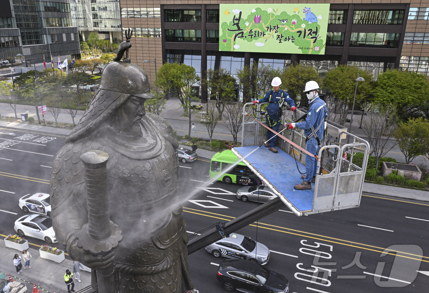 (서울=뉴스1) 김성진 기자 = 서울시 관계자들이 14일 서울 종로구 광화문광장에서 이순신 장군 동상을 세척하고 있다. (공동취재) 2026.4.14/뉴스1