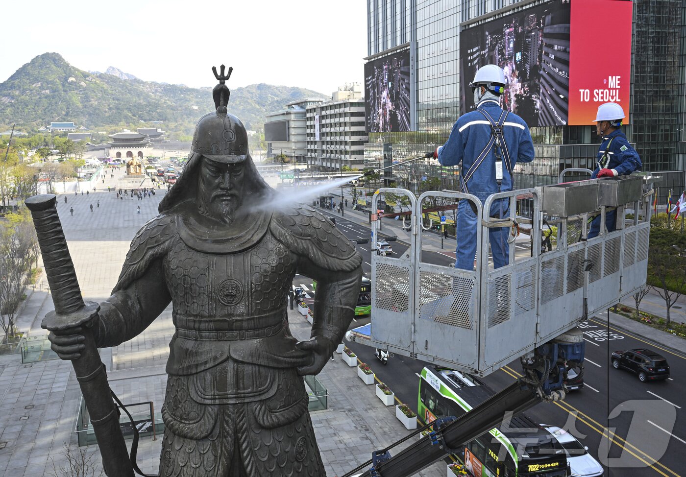 본문 이미지 - 서울시 관계자들이 14일 서울 종로구 광화문광장에서 이순신 장군 동상을 세척하고 있다. (공동취재) 2026.4.14 ⓒ 뉴스1 김성진 기자