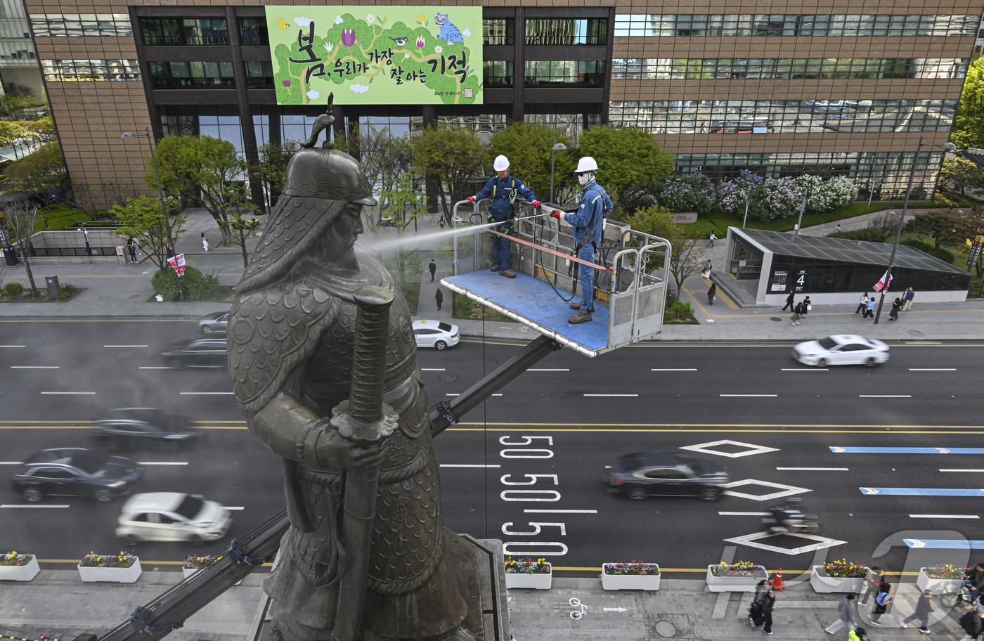 (서울=뉴스1) 김성진 기자 = 서울시 관계자들이 14일 서울 종로구 광화문광장에서 이순신 장군 동상을 세척하고 있다. (공동취재) 2026.4.14/뉴스1
