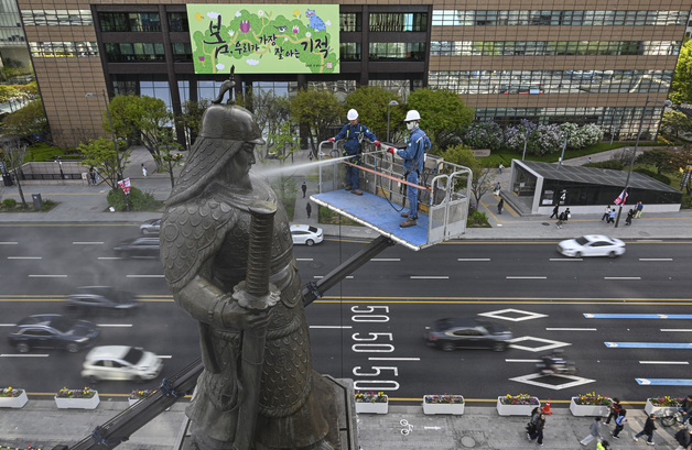 봄맞이 이순신 장군 동상 세척