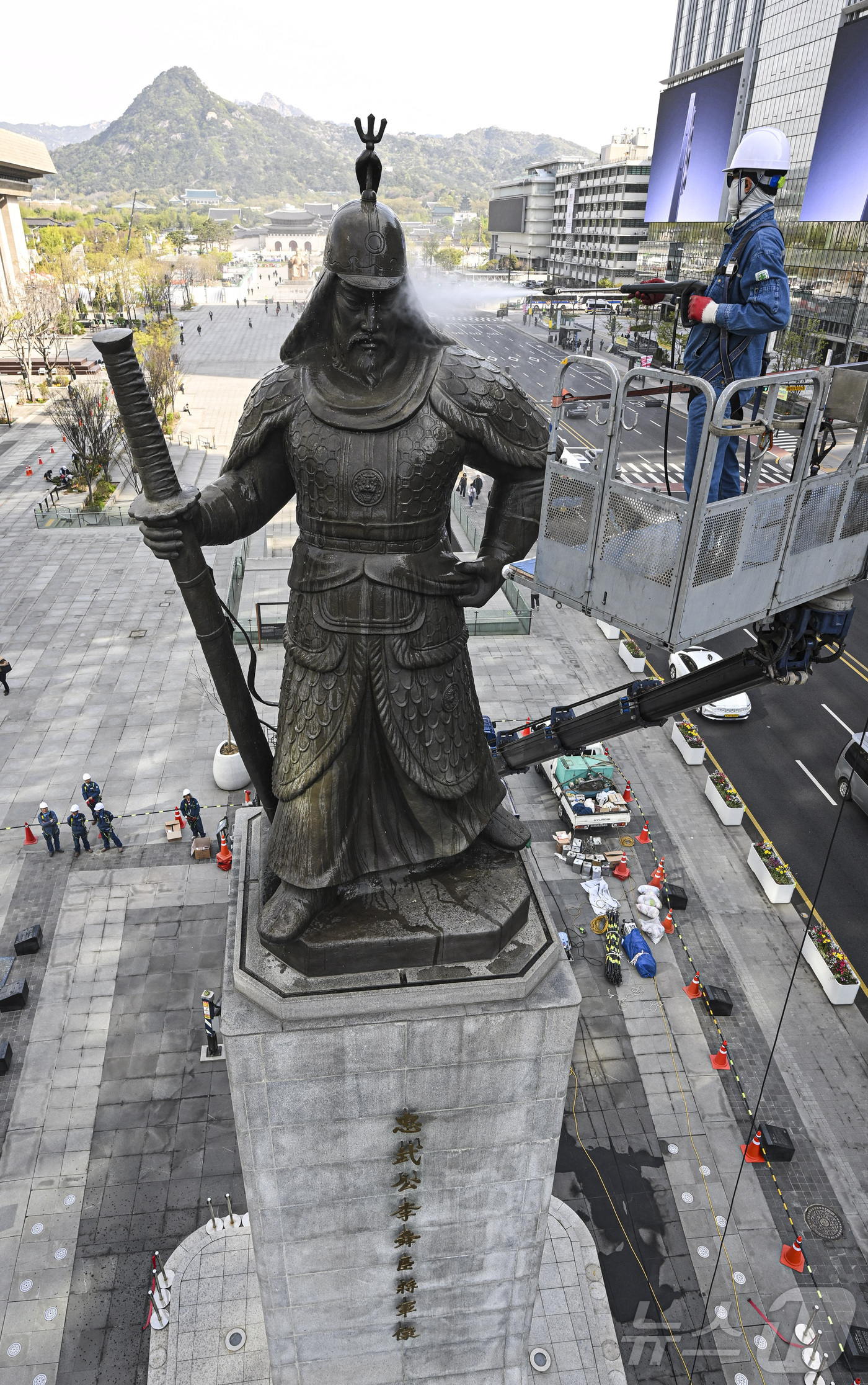 (서울=뉴스1) 김성진 기자 = 서울시 관계자들이 14일 서울 종로구 광화문광장에서 이순신 장군 동상을 세척하고 있다. (공동취재) 2026.4.14/뉴스1