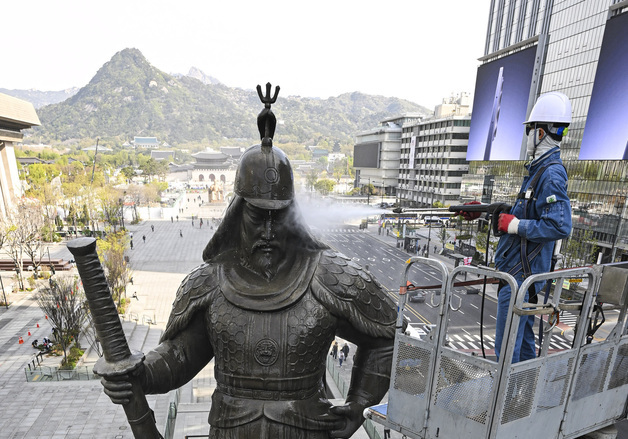 봄맞이 이순신 장군 동상 세척