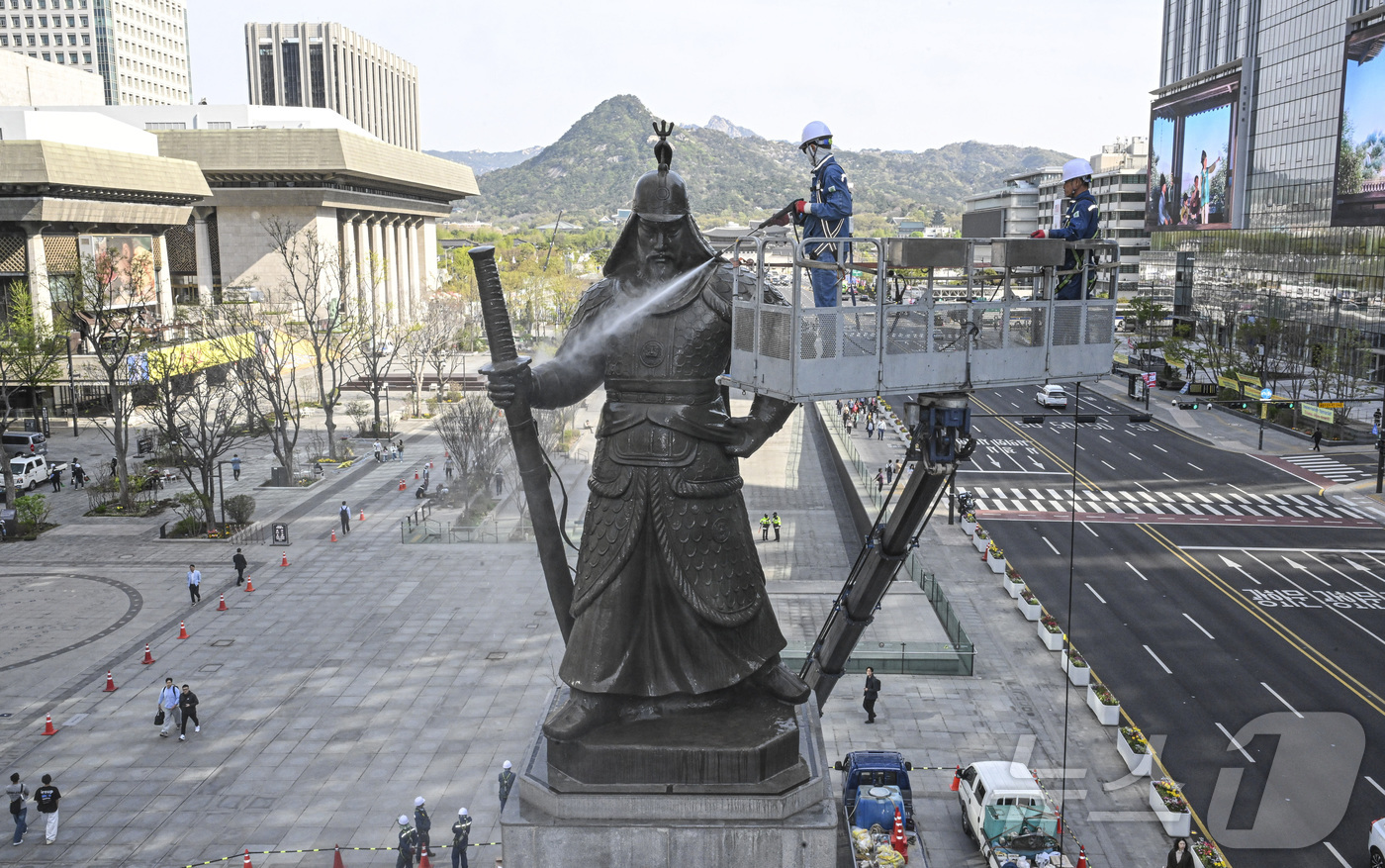 (서울=뉴스1) 김성진 기자 = 서울시 관계자들이 14일 서울 종로구 광화문광장에서 이순신 장군 동상을 세척하고 있다. (공동취재) 2026.4.14/뉴스1