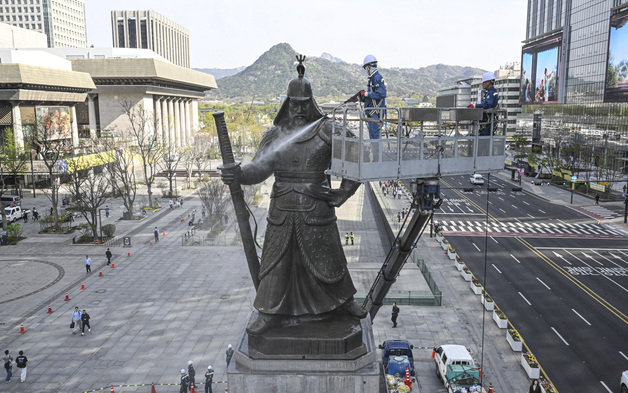 이순신 장군 동상 세척