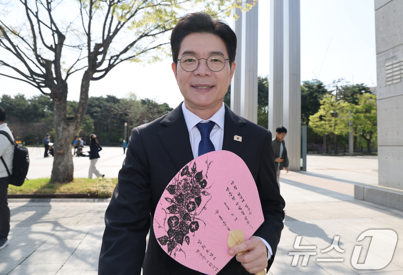 (서울=뉴스1) 임세영 기자 = 정원오 더불어민주당 서울시장 후보가 14일 오전 서울 용산구 국립중앙박물관에서 문화·관광 관련 공약을 발표를 마치고 이동하고 있다. 2026.4.1 …