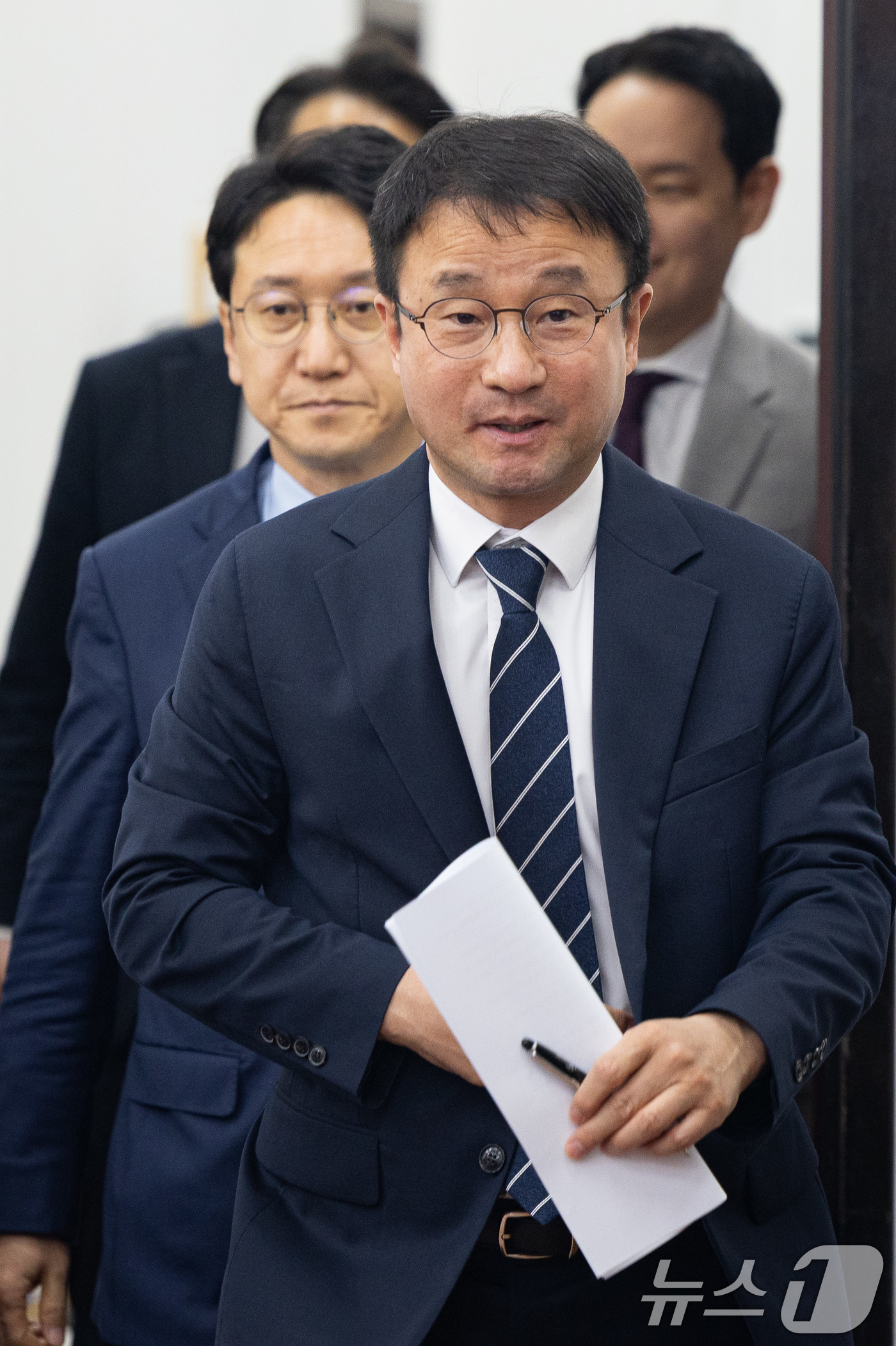 (서울=뉴스1) 유승관 기자 = 한병도 더불어민주당 원내대표를 비롯한 원내지도부가 14일 서울 여의도 국회에서 열린 원내대책회의에 참석하고 있다. 2026.4.14/뉴스1