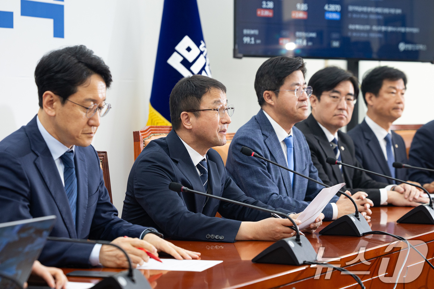 (서울=뉴스1) 유승관 기자 = 한병도 더불어민주당 원내대표가 14일 서울 여의도 국회에서 열린 원내대책회의에서 모두 발언을 하고 있다. 2026.4.14/뉴스1