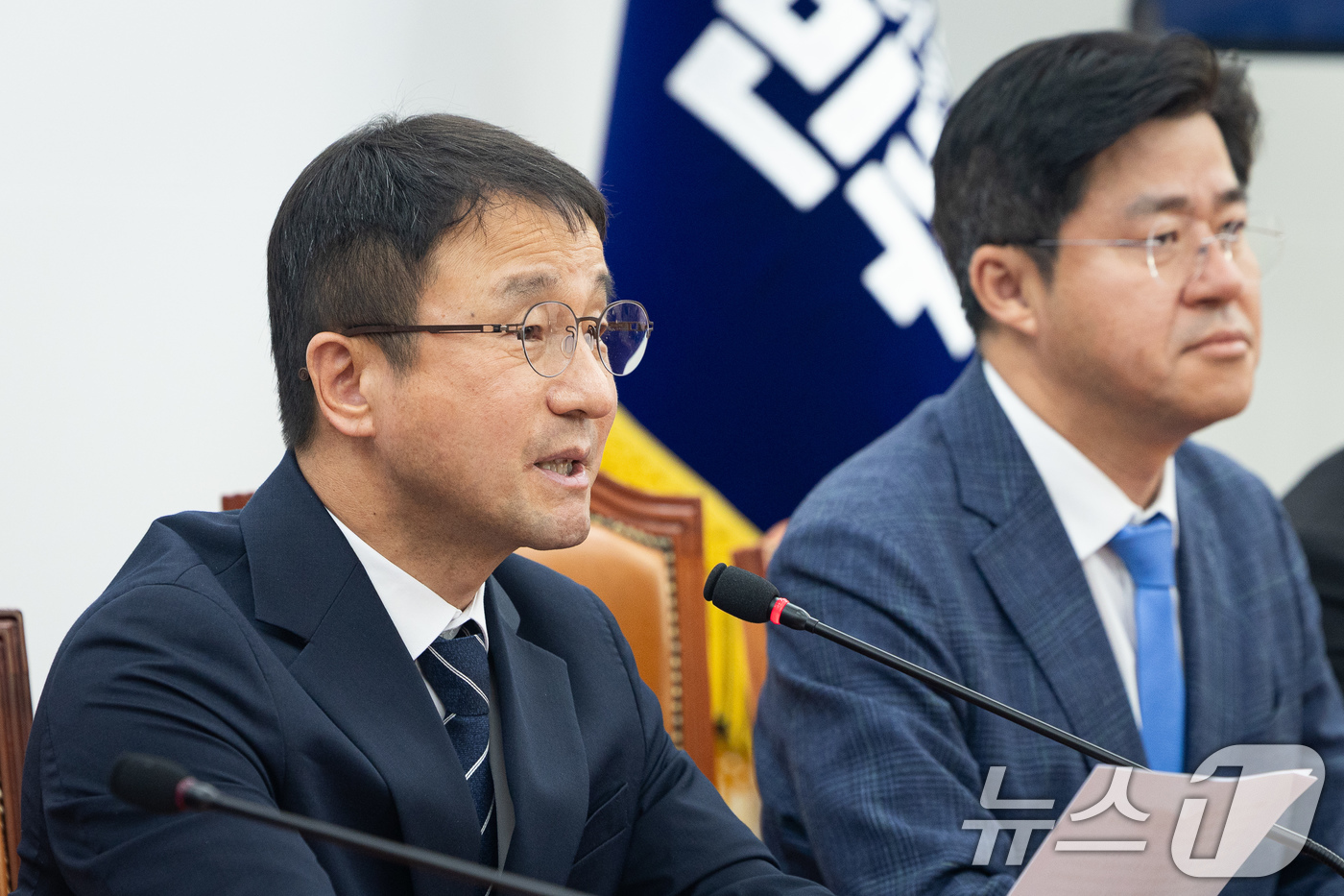 (서울=뉴스1) 유승관 기자 = 한병도 더불어민주당 원내대표가 14일 서울 여의도 국회에서 열린 원내대책회의에서 모두 발언을 하고 있다. 2026.4.14/뉴스1