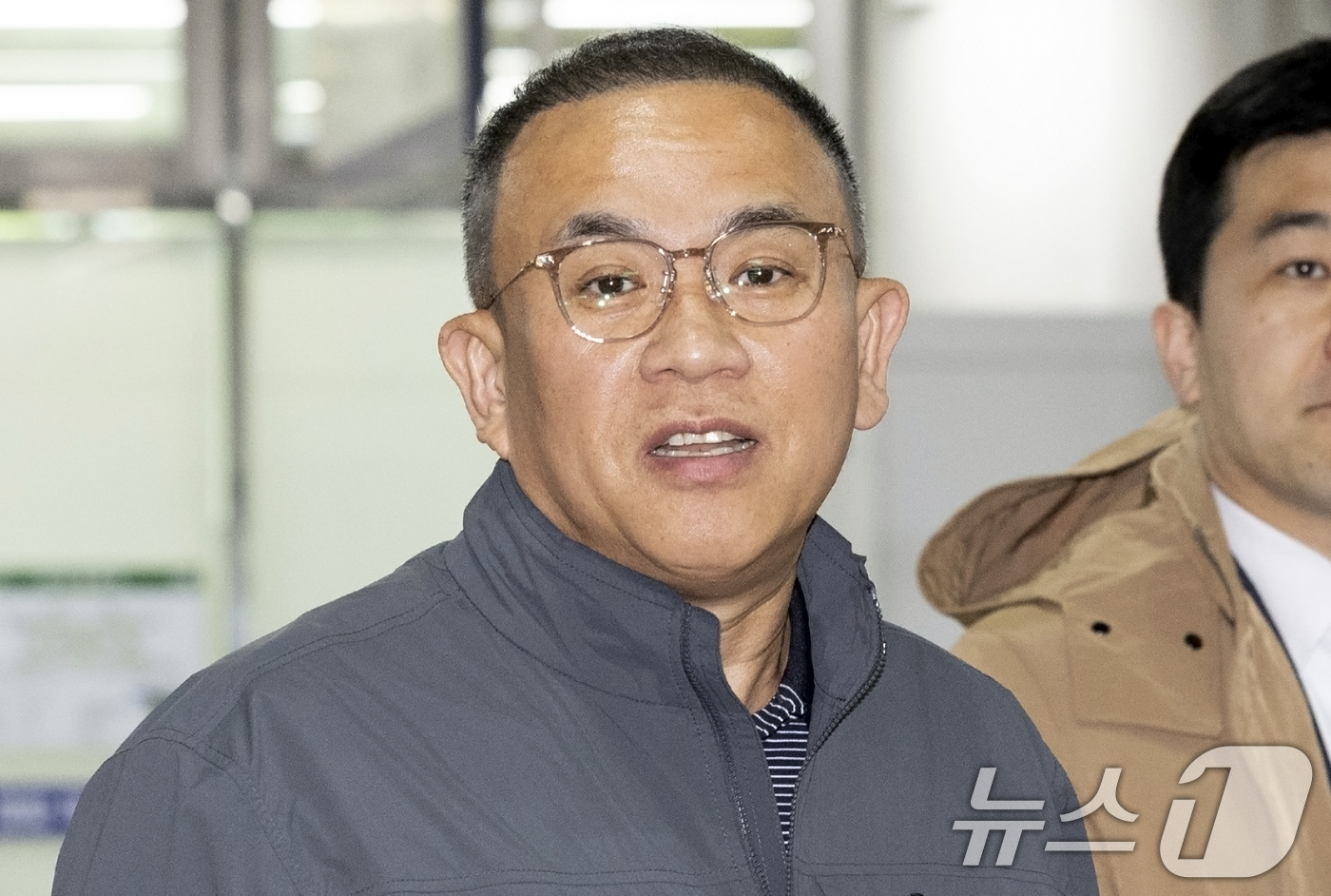 (서울=뉴스1) 최지환 기자 = 정치자금법 위반 혐의를 받는 '정치브로커' 명태균 씨가 14일 서울 서초구 서울중앙지방법원에서 열린 공판에 출석하고 있다. 2026.4.14/뉴스1 …