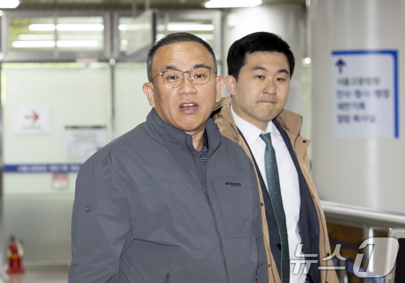 (서울=뉴스1) 최지환 기자 = 정치자금법 위반 혐의를 받는 '정치브로커' 명태균 씨가 14일 서울 서초구 서울중앙지방법원에서 열린 공판에 출석하고 있다. 2026.4.14/뉴스1 …