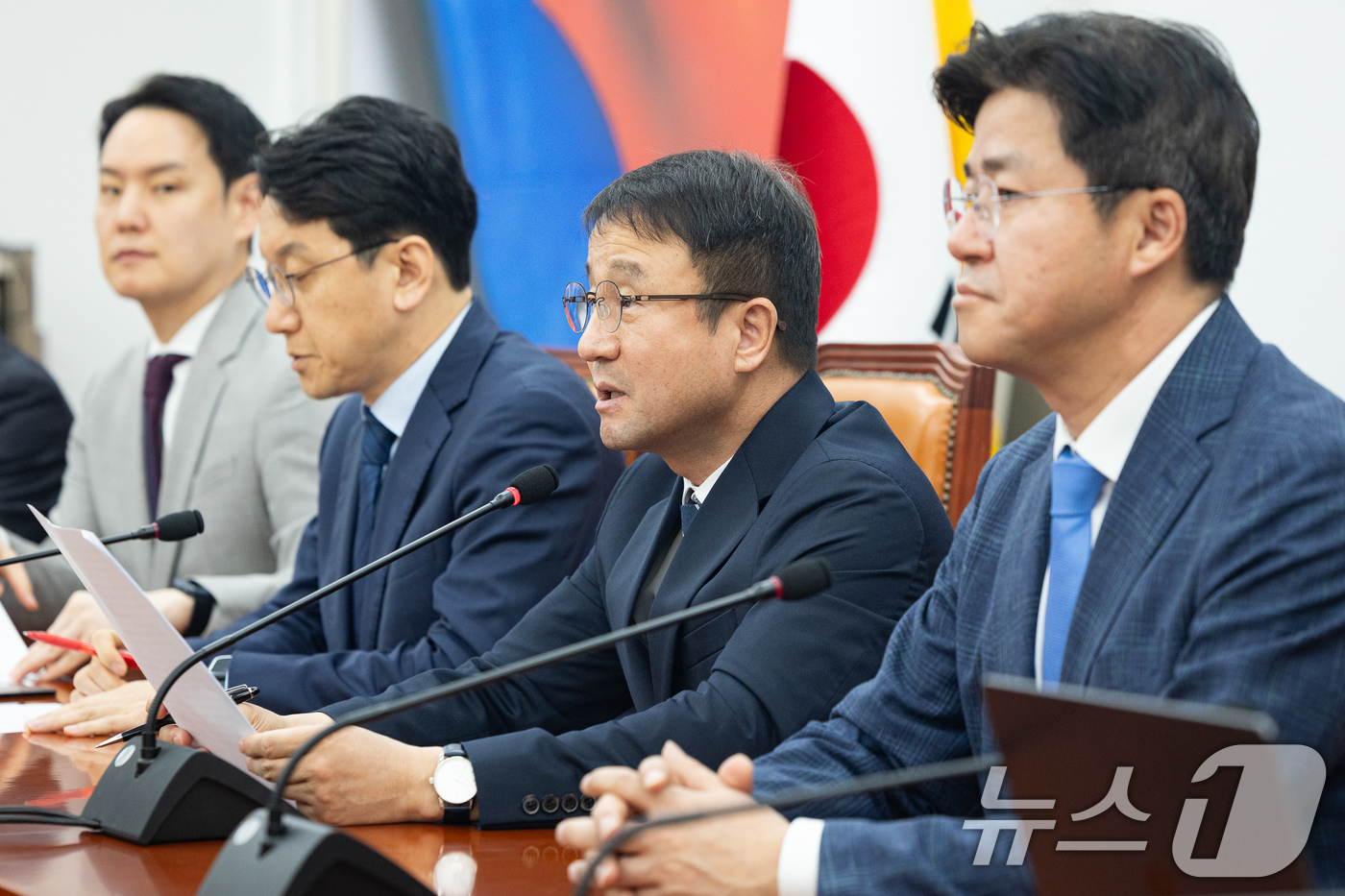 (서울=뉴스1) 유승관 기자 = 한병도 더불어민주당 원내대표가 14일 서울 여의도 국회에서 열린 원내대책회의에서 모두 발언을 하고 있다. 2026.4.14/뉴스1