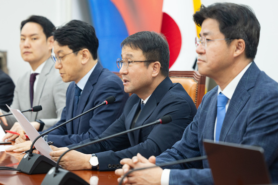 원내대책회의 발언하는 한병도 원내대표