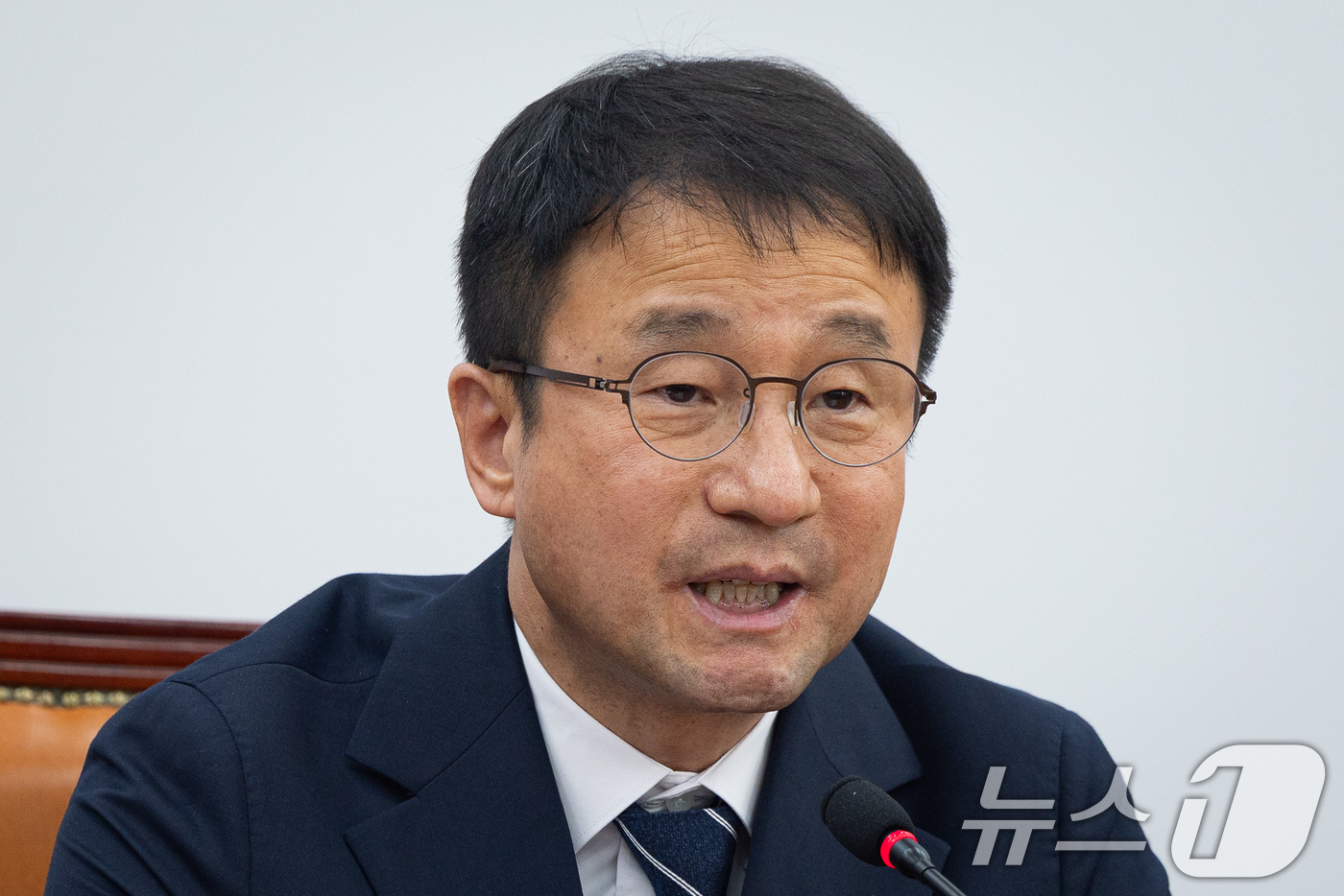 (서울=뉴스1) 유승관 기자 = 한병도 더불어민주당 원내대표가 14일 서울 여의도 국회에서 열린 원내대책회의에서 모두 발언을 하고 있다. 2026.4.14/뉴스1