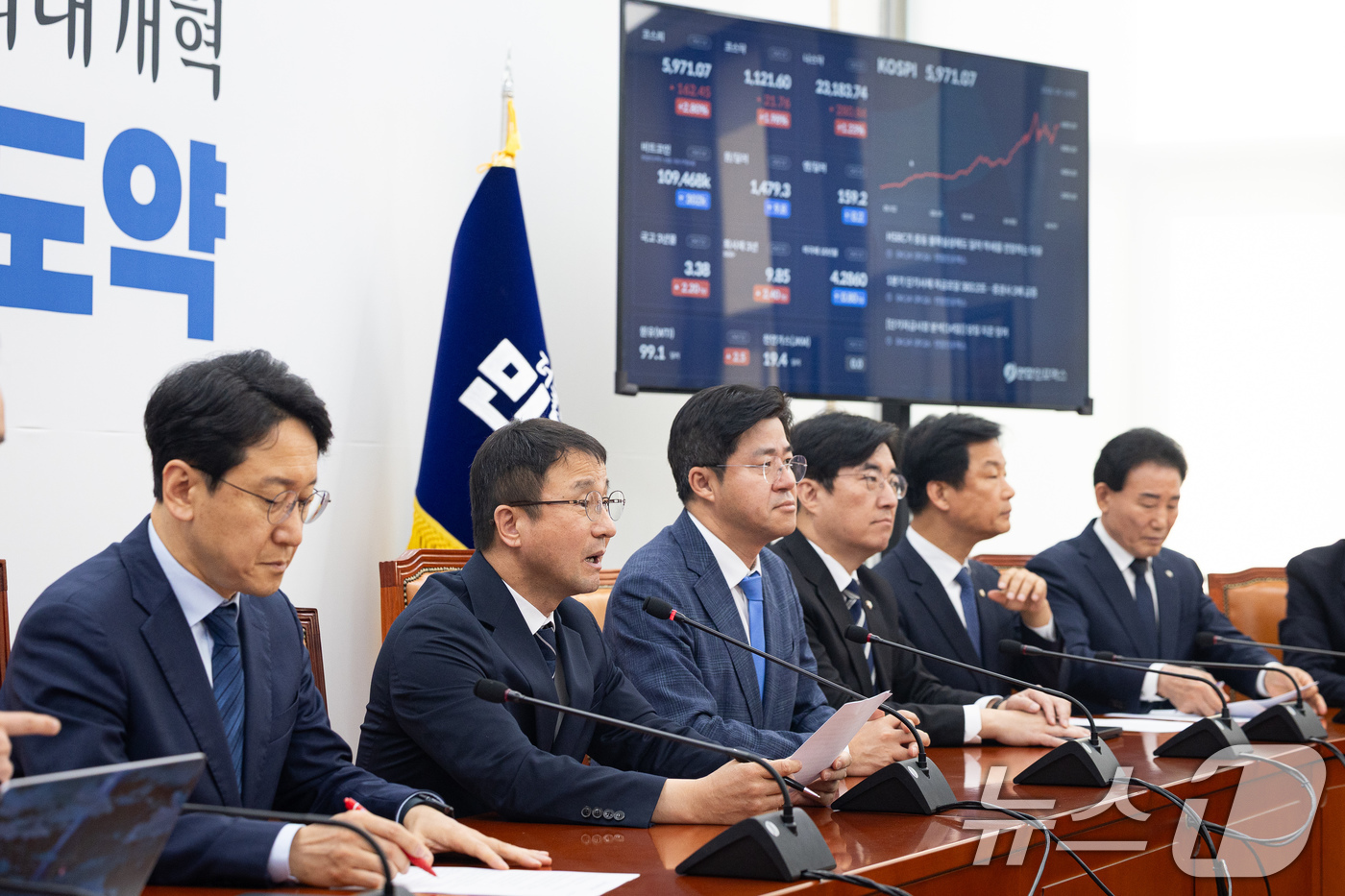 (서울=뉴스1) 유승관 기자 = 한병도 더불어민주당 원내대표가 14일 서울 여의도 국회에서 열린 원내대책회의에서 모두 발언을 하고 있다. 2026.4.14/뉴스1