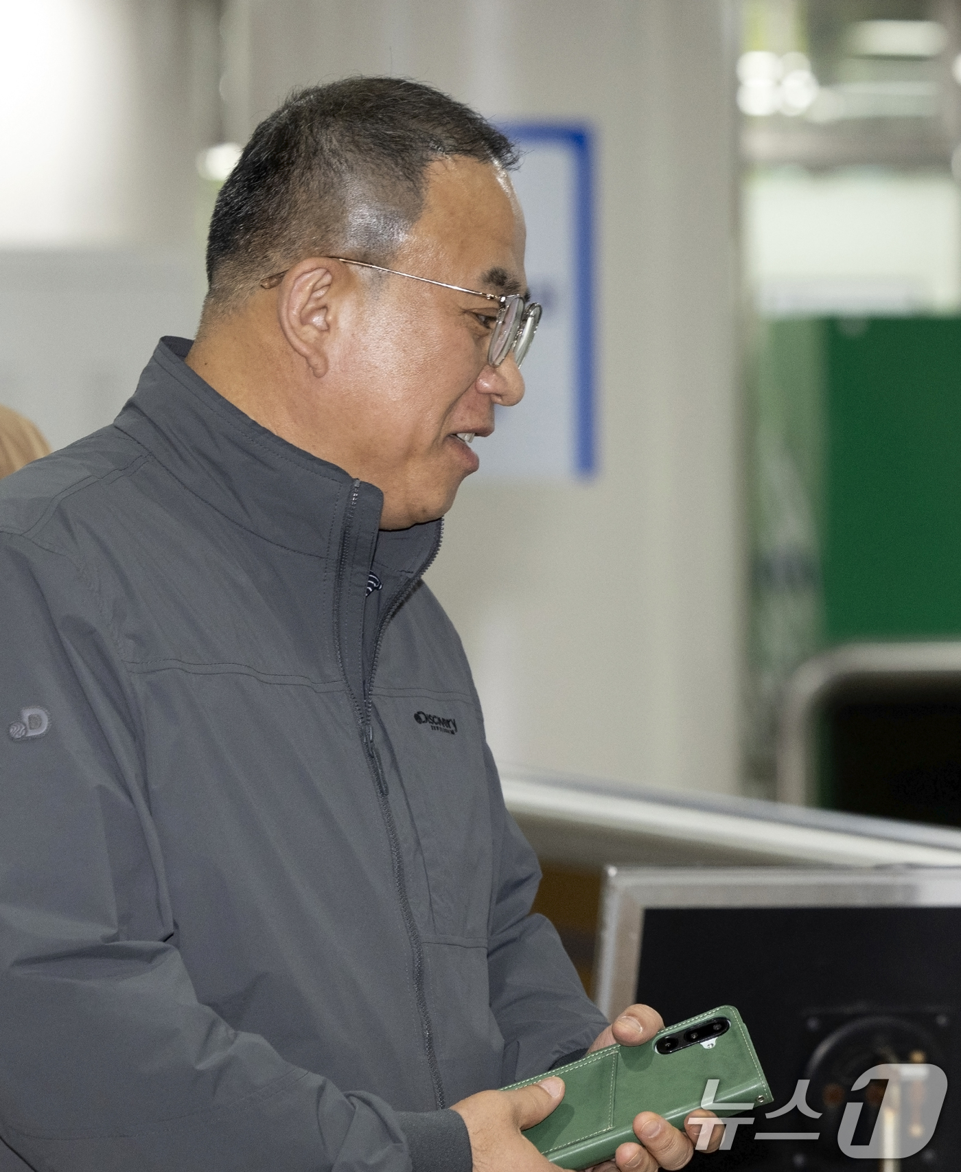 (서울=뉴스1) 최지환 기자 = 정치자금법 위반 혐의를 받는 '정치브로커' 명태균 씨가 14일 서울 서초구 서울중앙지방법원에서 열린 공판에 출석하고 있다. 2026.4.14/뉴스1 …