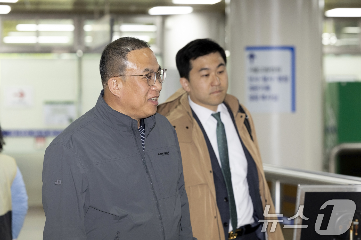 (서울=뉴스1) 최지환 기자 = 정치자금법 위반 혐의를 받는 '정치브로커' 명태균 씨가 14일 서울 서초구 서울중앙지방법원에서 열린 공판에 출석하고 있다. 2026.4.14/뉴스1 …