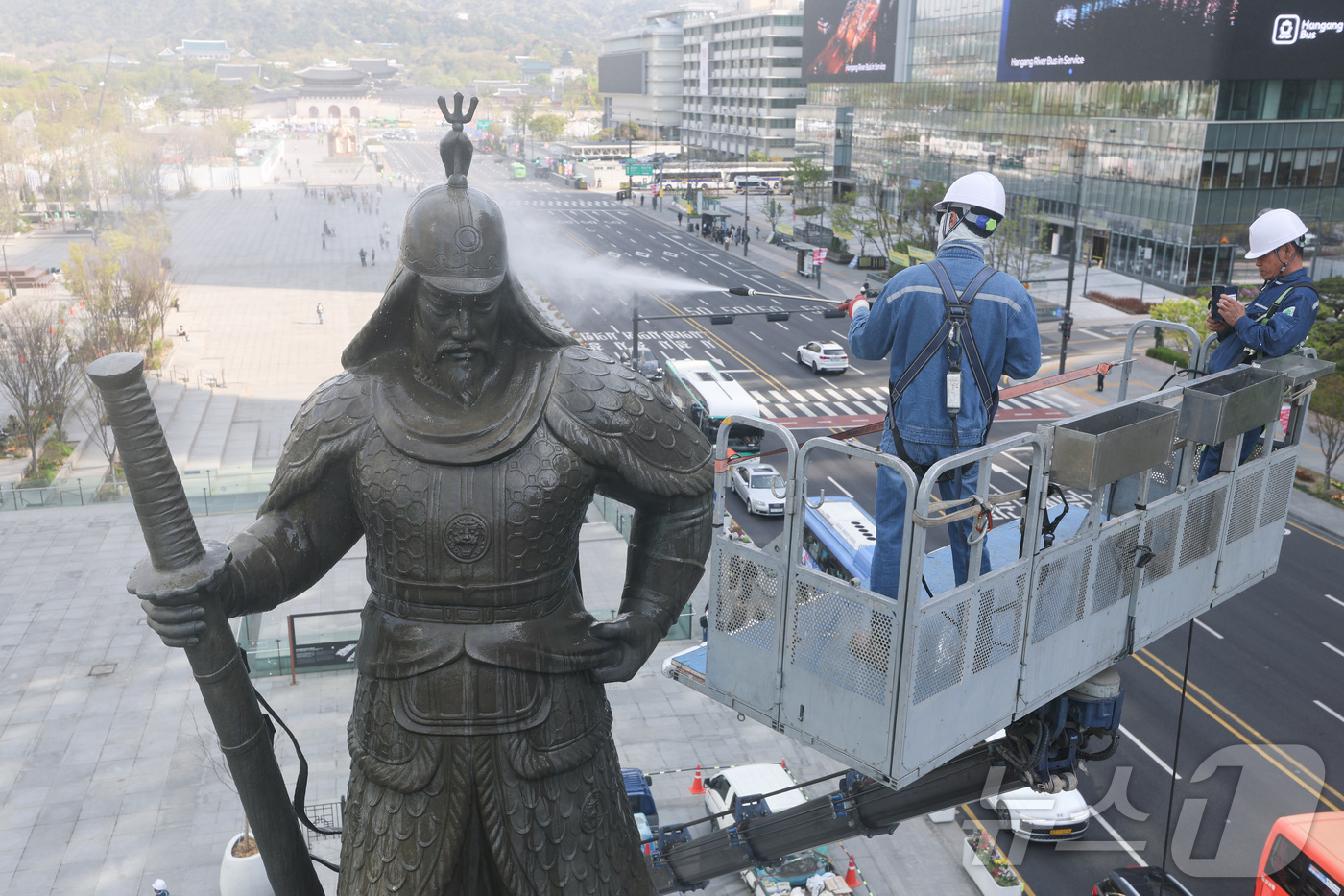 (서울=뉴스1) 김성진 기자 = 서울시 관계자들이 14일 서울 종로구 광화문광장에서 이순신 장군 동상을 세척하고 있다. (공동취재) 2026.4.14/뉴스1