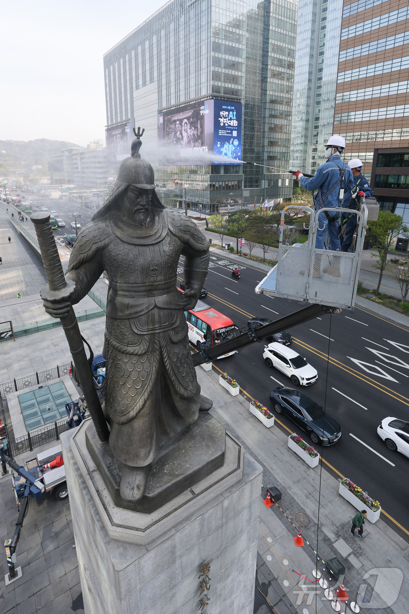 (서울=뉴스1) 김성진 기자 = 서울시 관계자들이 14일 서울 종로구 광화문광장에서 이순신 장군 동상을 세척하고 있다. (공동취재) 2026.4.14/뉴스1