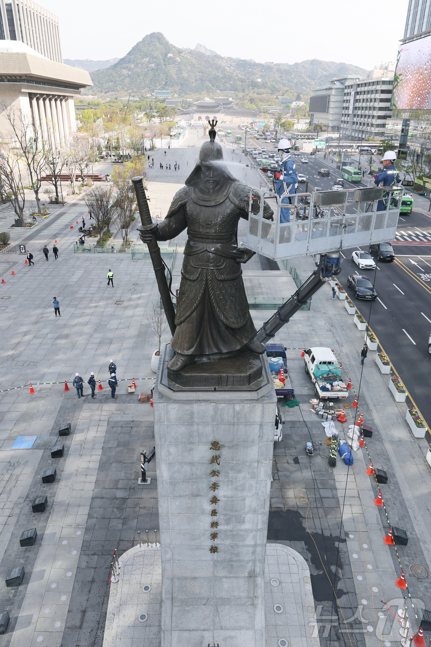 (서울=뉴스1) 김성진 기자 = 서울시 관계자들이 14일 서울 종로구 광화문광장에서 이순신 장군 동상을 세척하고 있다. (공동취재) 2026.4.14/뉴스1
