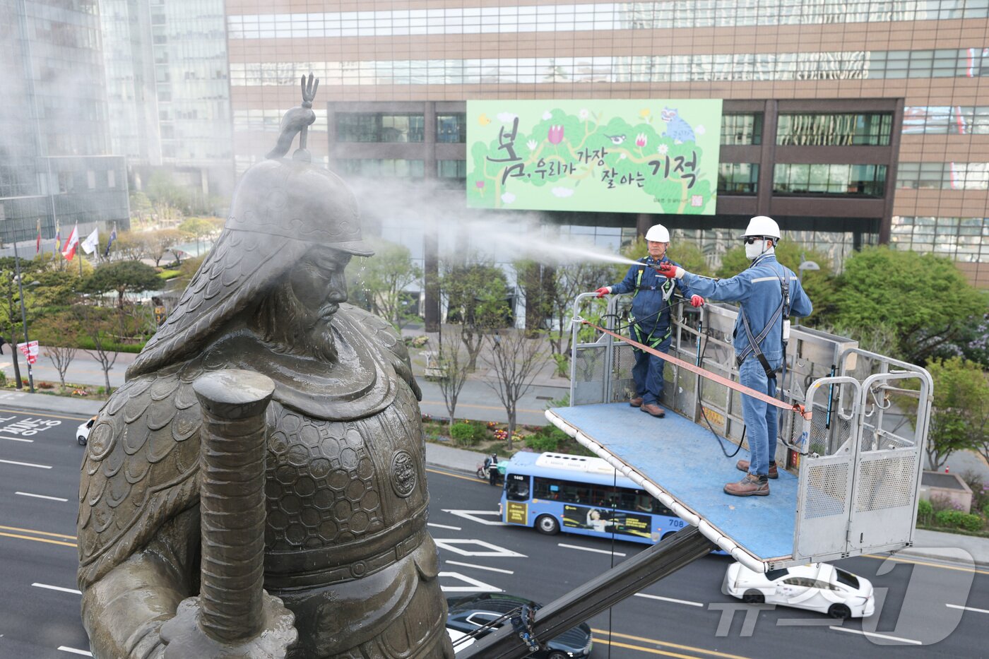 본문 이미지 - 서울시 관계자들이 14일 서울 종로구 광화문광장에서 이순신 장군 동상을 세척하고 있다. (공동취재) 2026.4.14 ⓒ 뉴스1 김성진 기자