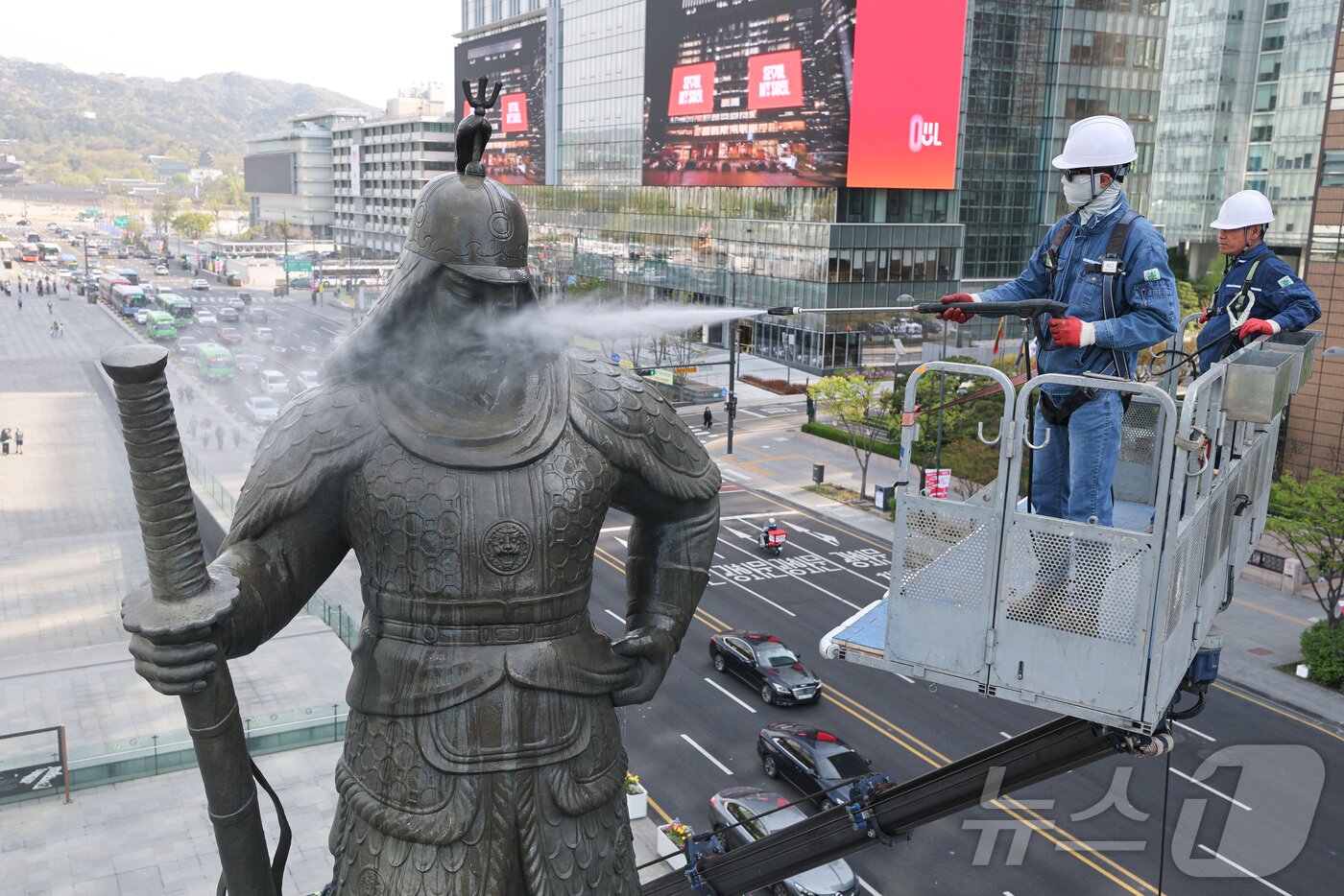 본문 이미지 - 서울시 관계자들이 14일 서울 종로구 광화문광장에서 이순신 장군 동상을 세척하고 있다. (공동취재) 2026.4.14 ⓒ 뉴스1 김성진 기자