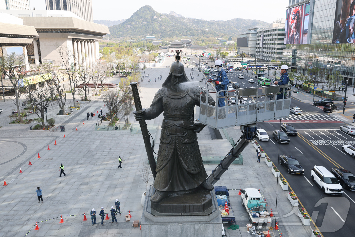 (서울=뉴스1) 김성진 기자 = 서울시 관계자들이 14일 서울 종로구 광화문광장에서 이순신 장군 동상을 세척하고 있다. (공동취재) 2026.4.14/뉴스1