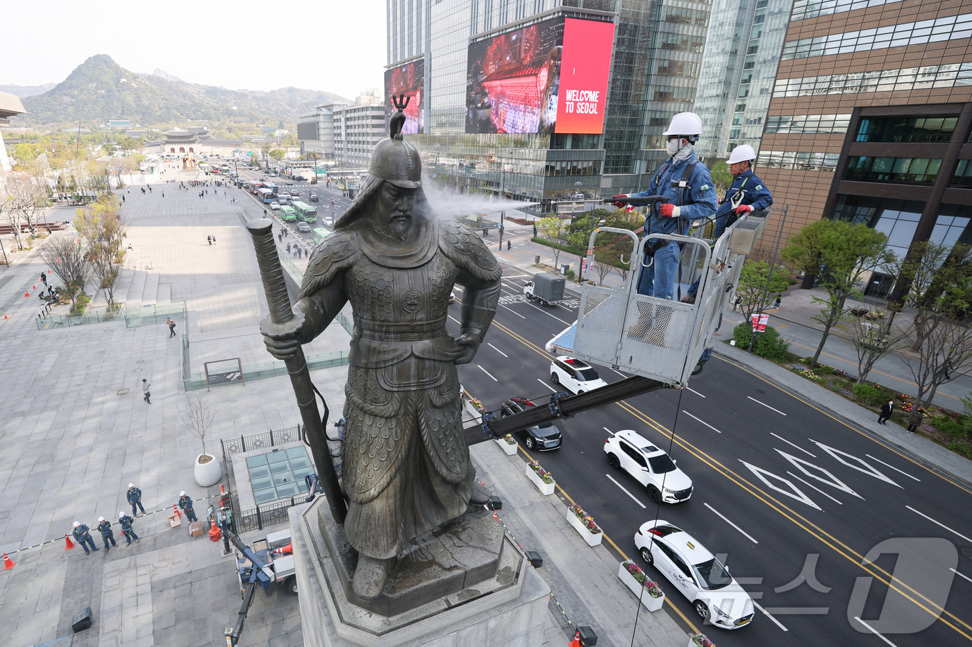 (서울=뉴스1) 김성진 기자 = 서울시 관계자들이 14일 서울 종로구 광화문광장에서 이순신 장군 동상을 세척하고 있다. (공동취재) 2026.4.14/뉴스1
