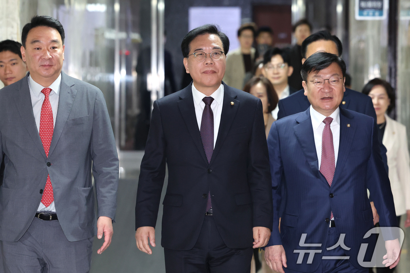 (서울=뉴스1) 신웅수 기자 = 송언석 국민의힘 원내대표가 14일 서울 여의도 국회에서 열린 원내대책회의에 참석하고 있다. 2026.4.14/뉴스1