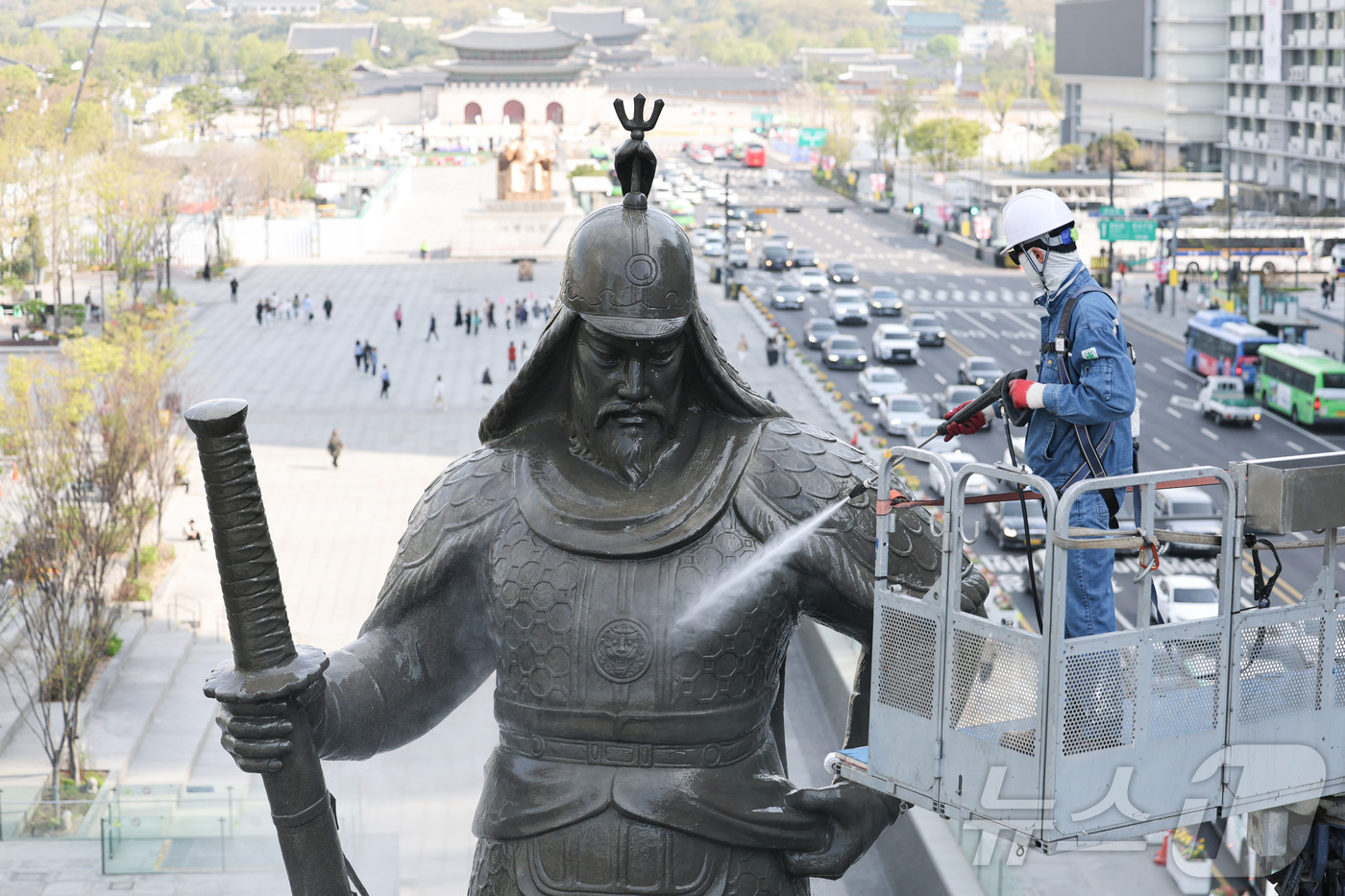 (서울=뉴스1) 김성진 기자 = 서울시 관계자들이 14일 서울 종로구 광화문광장에서 이순신 장군 동상을 세척하고 있다. (공동취재) 2026.4.14/뉴스1