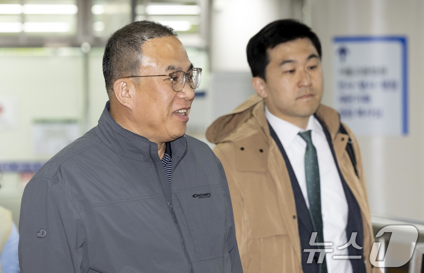 (서울=뉴스1) 최지환 기자 = 정치자금법 위반 혐의를 받는 '정치브로커' 명태균 씨가 14일 서울 서초구 서울중앙지방법원에서 열린 공판에 출석하고 있다. 2026.4.14/뉴스1 …