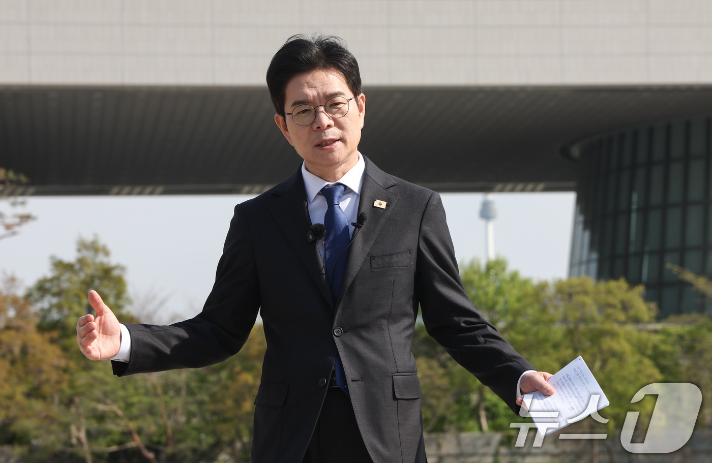 (서울=뉴스1) 임지훈 인턴기자 = 정원오 더불어민주당 서울시장 후보가 14일 오전 서울 용산구 국립중앙박물관에서 문화·관광 공약 발표를 마치고 취재진 질문에 답하고 있다. 202 …