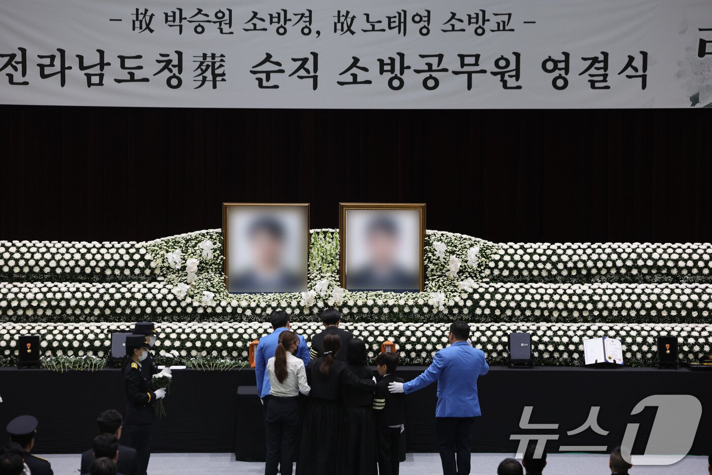 본문 이미지 - 냉동창고 화재를 진화하다 순직한 소방공무원 영결식이 진행된 14일 오전 전남 완도군농어민문화체육센터에서 유족들이 헌화하고 있다. 2026.4.14 ⓒ 뉴스1 박지현 기자