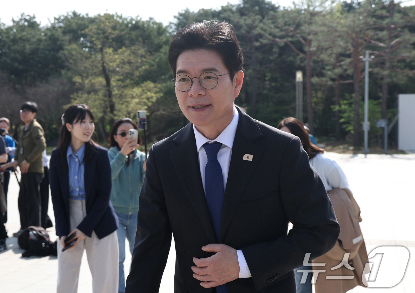 (서울=뉴스1) 임지훈 인턴기자 = 정원오 더불어민주당 서울시장 후보가 14일 오전 서울 용산구 국립중앙박물관에서 문화·관광 공약 발표를 마치고 이동하고 있다. 2026.4.14/ …