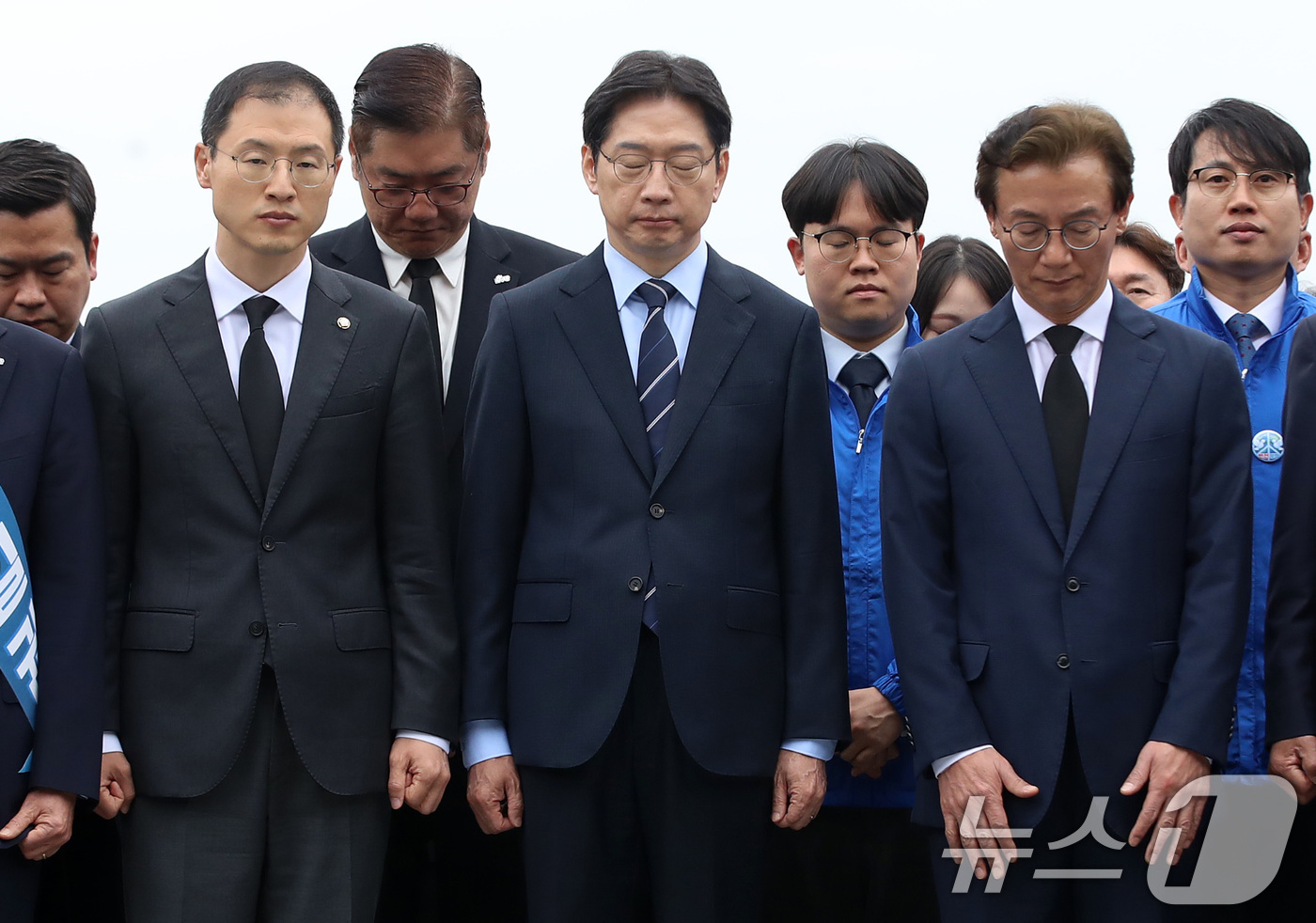 (김해=뉴스1) 윤일지 기자 = 더불어민주당 김경수 경남도지사 후보, 전재수 부산시장 후보, 김상욱 울산시장 후보가 14일 오전 경남 김해 진영읍 봉하마을 찾아 고 노무현 전 대통 …