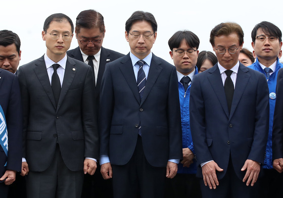 고 노무현 전 대통령 묘역 참배