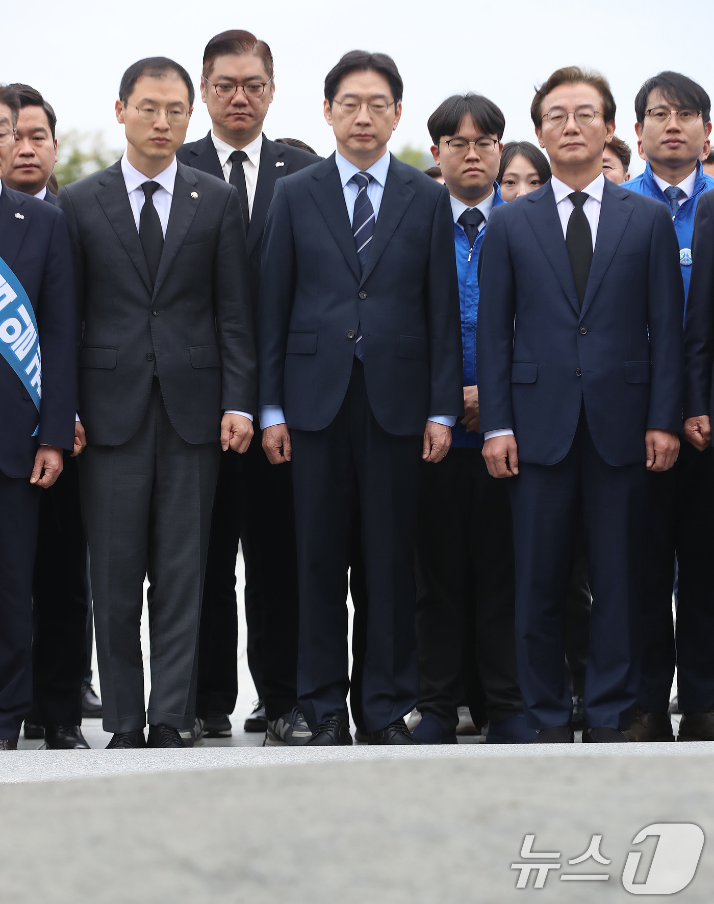 (김해=뉴스1) 윤일지 기자 = 더불어민주당 김경수 경남도지사 후보, 전재수 부산시장 후보, 김상욱 울산시장 후보가 14일 오전 경남 김해 진영읍 봉하마을 찾아 고 노무현 전 대통 …