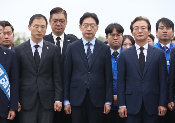 고 노무현 전 대통령 묘역 참배 하는 민주당 부·울·경 후보