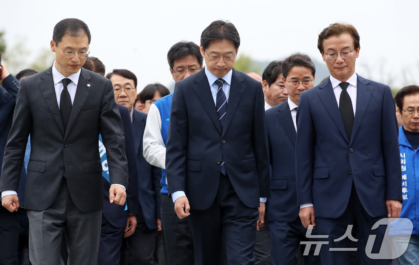 (김해=뉴스1) 윤일지 기자 = 더불어민주당 김경수 경남도지사 후보, 전재수 부산시장 후보, 김상욱 울산시장 후보가 14일 오전 경남 김해 진영읍 봉하마을 찾아 고 노무현 전 대통 …