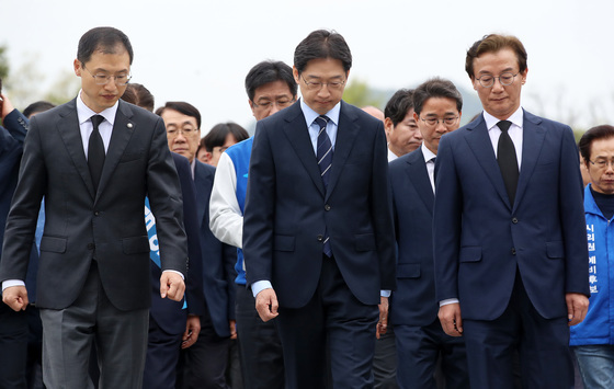 고 노무현 전 대통령 묘역 참배 하는 민주당 부·울·경 후보