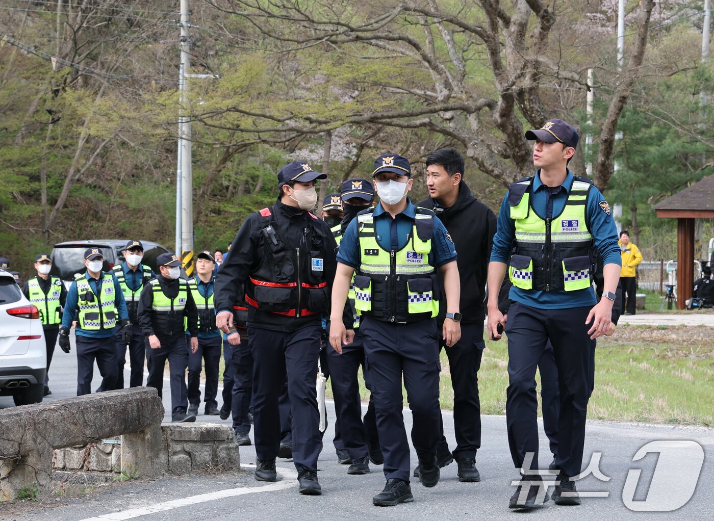 본문 이미지 - 대전 오월드를 탈출한 늑대 '늑구'가 14일 대전 중구 무수동 오도산 일대에서 발견됐으나 포위망을 뚫고 달아나 경찰이 포획을 하기 위해 이동하고 있다. 2026.4.14 ⓒ 뉴스1 김기태 기자