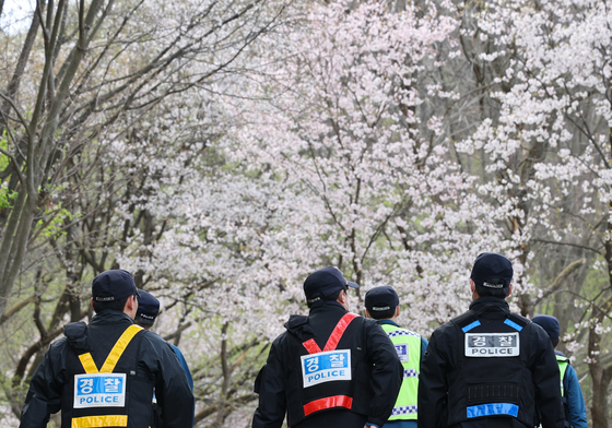 늑구 찾아 산 오르는 경찰