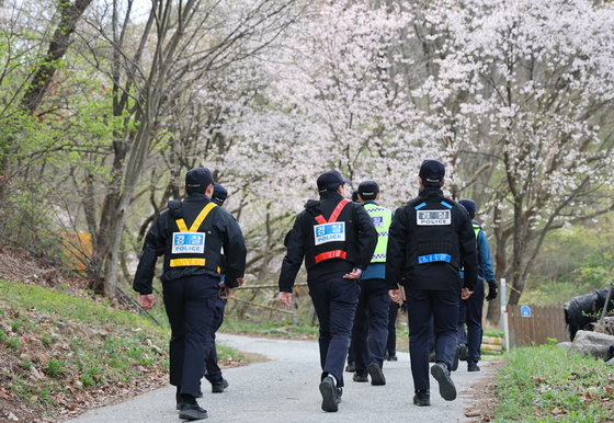 포위망 뚫고 달아난 늑구 수색
