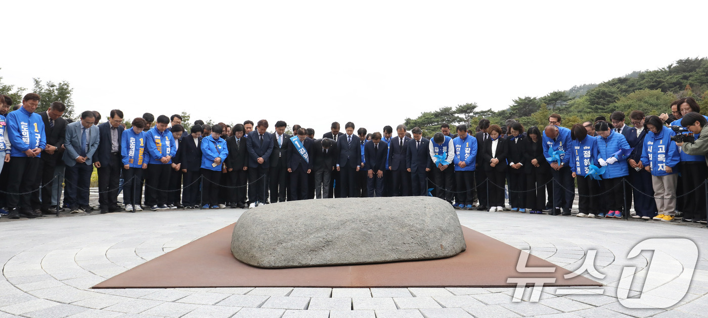 (김해=뉴스1) 윤일지 기자 = 더불어민주당 김경수 경남도지사 후보, 전재수 부산시장 후보, 김상욱 울산시장 후보가 14일 오전 경남 김해 진영읍 봉하마을 찾아 고 노무현 전 대통 …