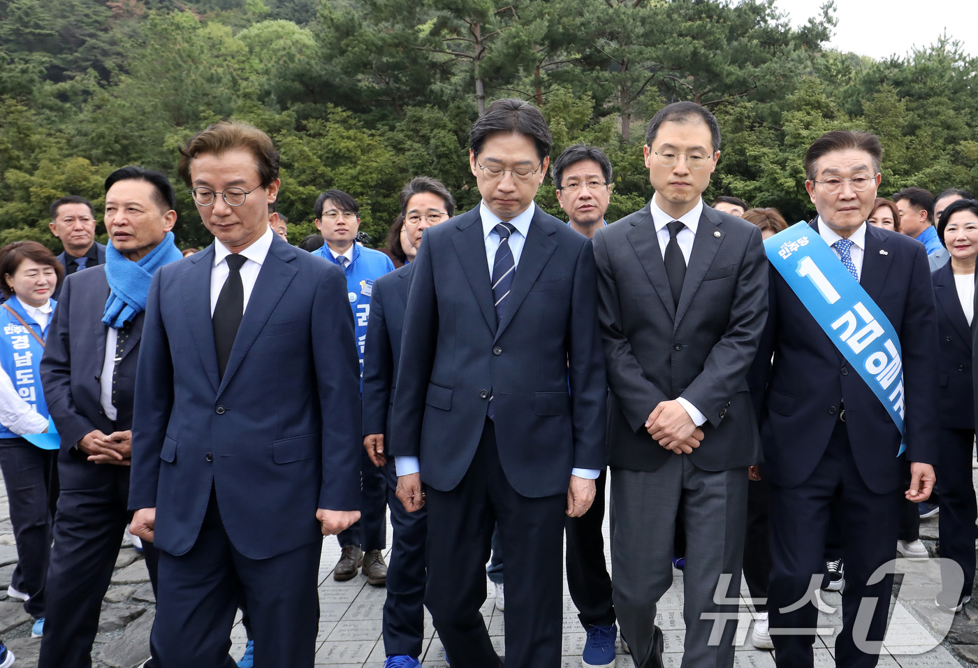 (김해=뉴스1) 윤일지 기자 = 더불어민주당 김경수 경남도지사 후보, 전재수 부산시장 후보, 김상욱 울산시장 후보가 14일 오전 경남 김해 진영읍 봉하마을 찾아 고 노무현 전 대통 …