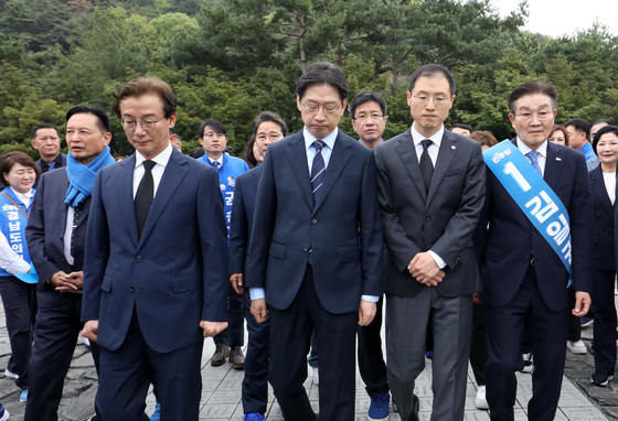 고 노무현 전 대통령 묘역 참배