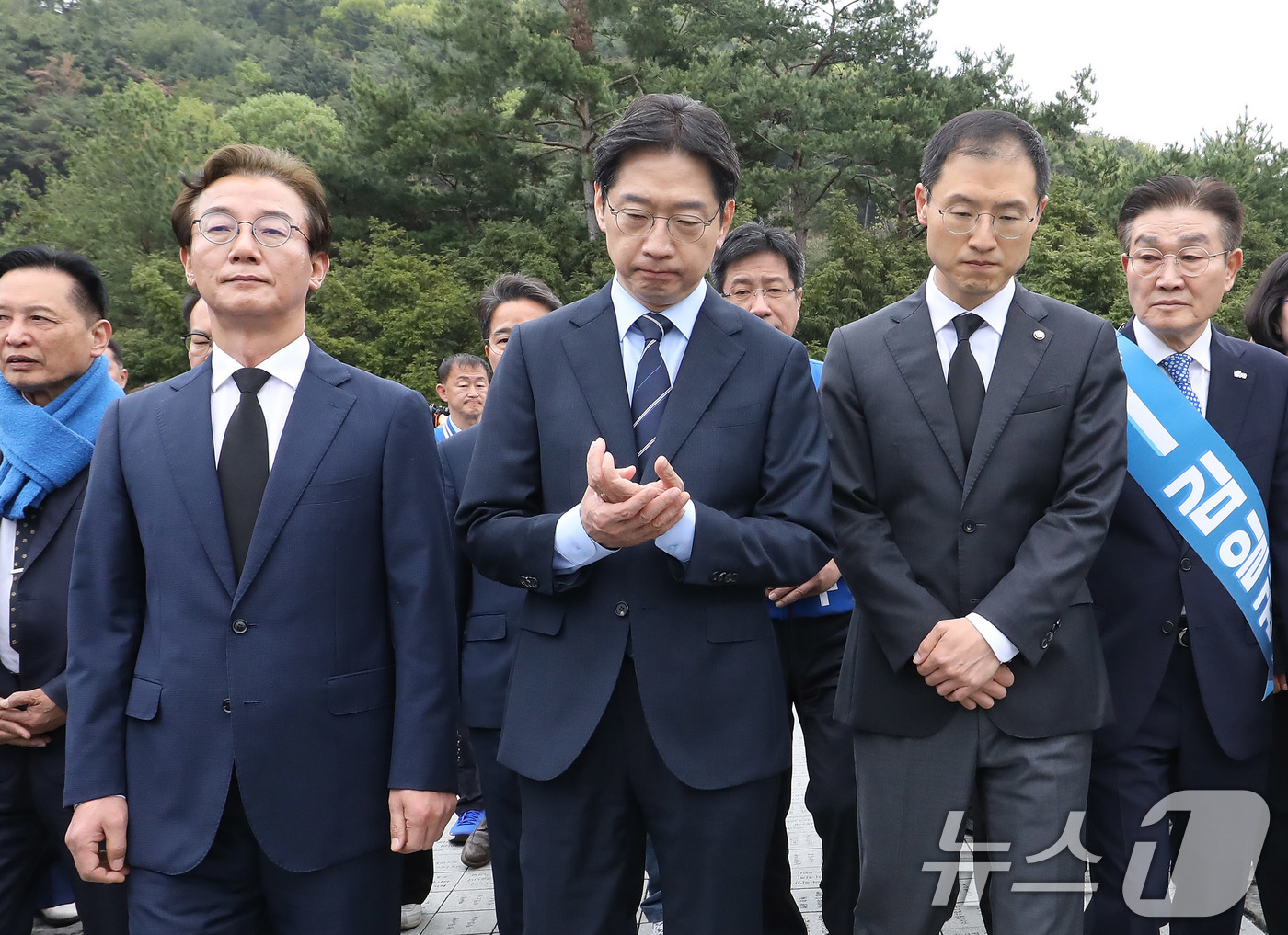 (김해=뉴스1) 윤일지 기자 = 더불어민주당 김경수 경남도지사 후보, 전재수 부산시장 후보, 김상욱 울산시장 후보가 14일 오전 경남 김해 진영읍 봉하마을 찾아 고 노무현 전 대통 …