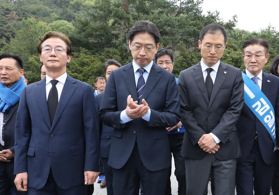 고 노무현 전 대통령 묘역 참배